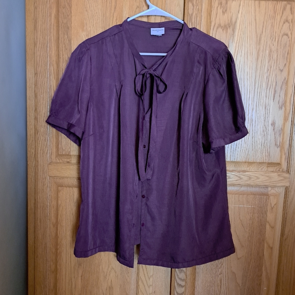 Beautiful silky blouse by Jaclyn Smith bust 46" 27" long + free 🎁